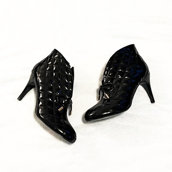 Hot In Hollywood Solid Black Patent Leather Booties Heels Quilted Women’s 8.5M - Picture 1 of 9